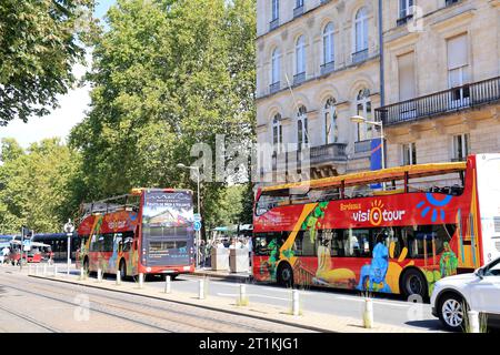 Visiotour Doppeldeckerbus vor dem Tourismusbüro von Bordeaux, um die Stadt zu besuchen. Tourismus, Touristen und Besuch in Bordeaux. Bordeaux, Gironde, Fra Stockfoto