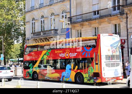 Visiotour Doppeldeckerbus vor dem Tourismusbüro von Bordeaux, um die Stadt zu besuchen. Tourismus, Touristen und Besuch in Bordeaux. Bordeaux, Gironde, Fra Stockfoto