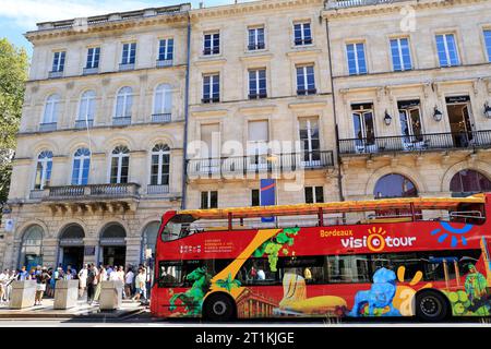 Visiotour Doppeldeckerbus vor dem Tourismusbüro von Bordeaux, um die Stadt zu besuchen. Tourismus, Touristen und Besuch in Bordeaux. Bordeaux, Gironde, Fra Stockfoto