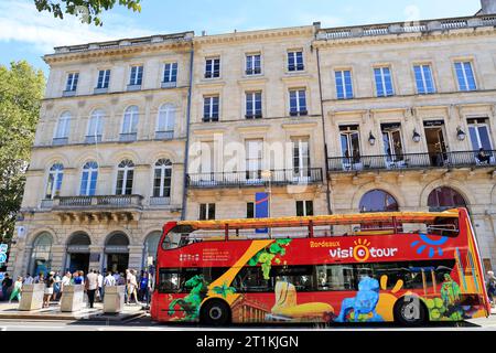 Visiotour Doppeldeckerbus vor dem Tourismusbüro von Bordeaux, um die Stadt zu besuchen. Tourismus, Touristen und Besuch in Bordeaux. Bordeaux, Gironde, Fra Stockfoto