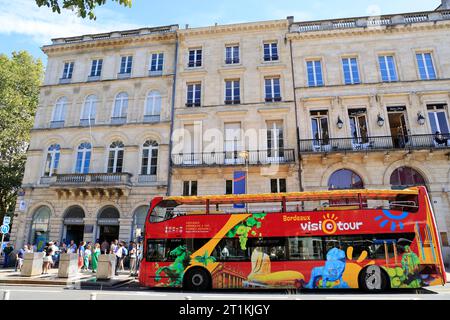 Visiotour Doppeldeckerbus vor dem Tourismusbüro von Bordeaux, um die Stadt zu besuchen. Tourismus, Touristen und Besuch in Bordeaux. Bordeaux, Gironde, Fra Stockfoto