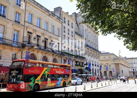 Visiotour Doppeldeckerbus vor dem Tourismusbüro von Bordeaux, um die Stadt zu besuchen. Tourismus, Touristen und Besuch in Bordeaux. Bordeaux, Gironde, Fra Stockfoto