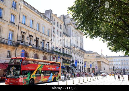 Visiotour Doppeldeckerbus vor dem Tourismusbüro von Bordeaux, um die Stadt zu besuchen. Tourismus, Touristen und Besuch in Bordeaux. Bordeaux, Gironde, Fra Stockfoto