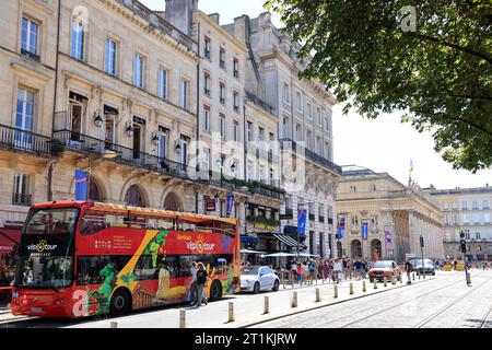 Visiotour Doppeldeckerbus vor dem Tourismusbüro von Bordeaux, um die Stadt zu besuchen. Tourismus, Touristen und Besuch in Bordeaux. Bordeaux, Gironde, Fra Stockfoto