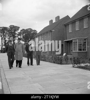 Ägyptische Zeitung Editoren auf Ministerium für Information Sponsored Tour der britischen Standorte und Einrichtungen, Mitglieder der ägyptischen Delegation des Ministeriums für Werke experimentellen Wohnungs Immobilien in Northolt Anzeigen neu gestalteten Häuser aus modernen Materialien erbaut. Stockfoto