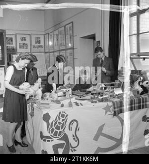 Ausstellung von Spielzeug für Russland, St Martin's School of Art, London, 1942 Hazel Clayton (15), Ronald Rowlett (15), Charles Gunner (12), William Williams (12) und Peter Olissoff (15) einige der Spiele und Spielwaren, die von Kindern in Russland an ihrer Schule gespendet worden sind, Barnsbury County School in Woking und von anderen Schulen. Stockfoto