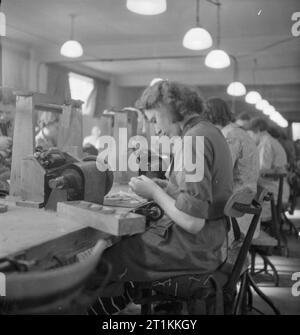 Von Sesseln zu Bomber - Krieg in Cleveland Möbel Showroom, Kingston, Surrey, 1943 Teil - Frauen Zeit krieg Wind Spulen am Cleveland Möbel Showroom, die teilweise in eine Fabrik für elektrische Anlagen für die Royal Air Force Bomber umgewandelt wurde. Stockfoto