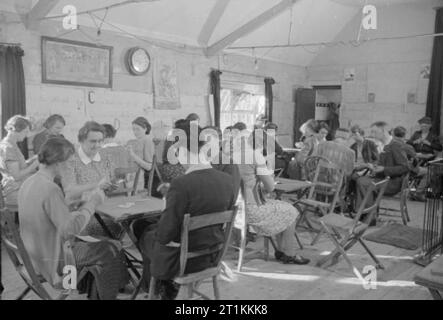 Ein Dorf speichert - die nationalen Ersparnisse in Lewknor, Oxfordshire, England, 1941 ein whist fahren Sie in das Dorf Schulzimmer, Lewknor, 1941. Die Preise werden in Einsparungen Stempel bezahlt. Stockfoto