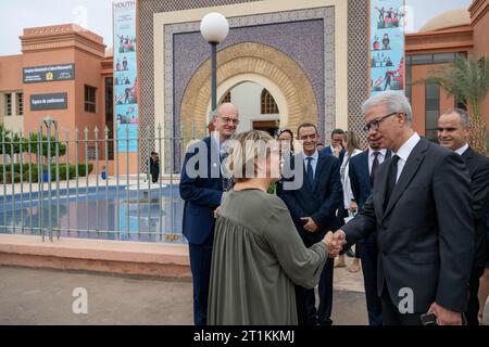 Marrakesch, Marokko. Oktober 2023. Die Ministerin für Entwicklungszusammenarbeit und Metropolitanpolitik, Caroline Gennez, und der offizielle Gesandte von König Mohammed VI. Karim Kassi-Lahlou, schütteln sich die Hände vor einem Feldbesuch zu einem Projekt der Weltgruppe zur wirtschaftlichen Eingliederung der Jugend in der Region Marrakesch-Safi, das im Rahmen eines Arbeitsbesuchs des Entwicklungsministers in Marokko stattfand; Samstag, 14. Oktober 2023. BELGA PHOTO JONAS ROOSENS Credit: Belga News Agency/Alamy Live News Stockfoto