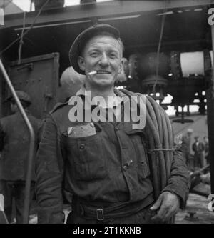 Glasgow Werft - Schiffbau in Kriegszeiten, Glasgow, Lanarkshire, Schottland, UK, 1944 informellen Porträt einer Werft Arbeiters. Stockfoto