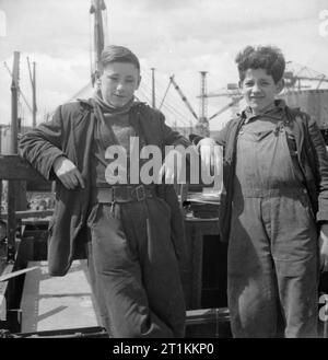 Glasgow Werft - Schiffbau in Kriegszeiten, Glasgow, Lanarkshire, Schottland, UK, 1944 Zwei Jungen in der Werft Arbeiten. Stockfoto