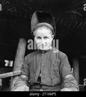 Glasgow Werft - Schiffbau in Kriegszeiten, Glasgow, Lanarkshire, Schottland, UK, 1944 informellen Porträt eines weiblichen Schweißer in der Werft. Stockfoto