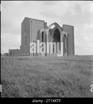 Guildford - Alltag in Kriegszeiten Guildford, Surrey, England, Großbritannien, 1945 Ein Blick auf die Guildford Cathedral. Gemäß der ursprünglichen Beschriftung, es ist der dritte neue Anglikanische Kathedrale seit der Reformation gebaut werden. Gebäude begann 1936 und ist noch nicht abgeschlossen. Stockfoto