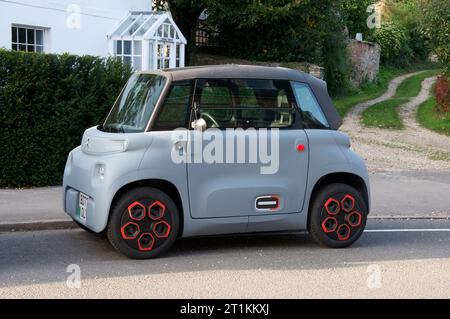 Der Citroën Ami, dieses winzige französische Elektrofahrzeug (EV), sieht aus wie ein kleines Auto, ist aber gesetzlich als vierrädriges Fahrzeug klassifiziert. Ideal als urbaner Runabout. Stockfoto