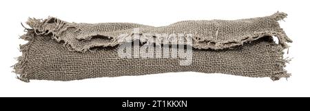Sackleinen-Textur. Ein Stück zerrissener und verdrehter Sackleinen auf weißem Hintergrund. Leinwand. Verpackungsmaterial. Jute Stockfoto