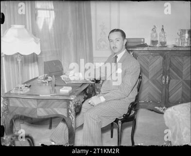 Seiner Königlichen Hoheit, dem Emir Abdul Illah, Regent des Irak, London, England, Großbritannien, Juli 1945 ein Porträt der Regent des Irak an seinem Schreibtisch in seinem Zimmer im Claridge's Hotel in London saß. Gemäß der ursprünglichen Bildunterschrift, der Regent verbracht. Juli in England auf seinem Weg zurück nach Irak nach der Konferenz in San Francisco. Er blickt auf ein Gruppenfoto, möglicherweise auf der Konferenz getroffen. Stockfoto