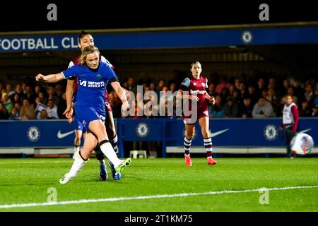 Erin Cuthbert (22 Chelsea) erzielt ihr Team beim Spiel der Barclays Womens Super League zwischen Chelsea und West Ham in Kingsmeadow in London, England. (Liam Asman/SPP) Credit: SPP Sport Press Photo. /Alamy Live News Stockfoto