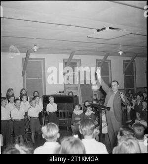 Lernen durch Schauspiel- Ausbildung durch Theater für Evakuierte an einer 'Camp School', Marchant's Hill, Hindhead, Surrey, 1943. Stockfoto