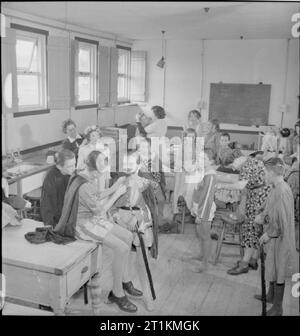 Lernen durch Schauspiel- Ausbildung durch Theater für Evakuierte an einer 'Camp School', Marchant's Hill, Hindhead, Surrey, 1943. Stockfoto