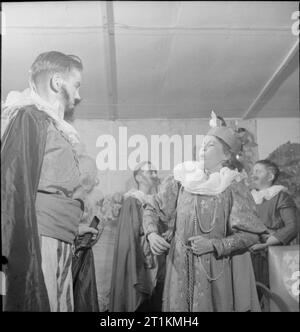 Lernen durch Schauspiel- Ausbildung durch Theater für Evakuierte an einer 'Camp School', Marchant's Hill, Hindhead, Surrey, 1943. Stockfoto