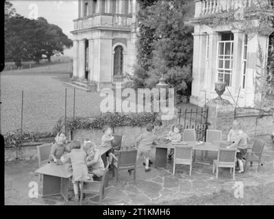 Leben an der tapley's Park Kinder Home (Chaim Weizmann Home), Instow, Devon, Oktober 1942 Kinder spielen mit Holzspielzeug an Tischen, die in der Beschwerdebegründung Tapley Park in Instow, Devon. Stockfoto