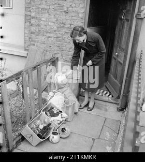 Brief in Bullet - Drehen geborgen Papier in Büchsenpatronen, England, 1942 in einer Serie von Fotografien, die die Bergung von Papier und Recycling für die Gewehr Patronen. Auf diesem Foto sehen Sie die Frau eines Soldaten aus der Briefumschlag für retten. Stockfoto