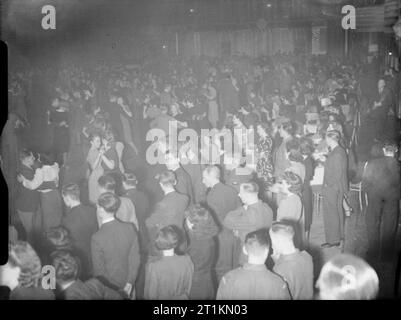 London im Frühjahr 1941 - Alltag in London, England Soldaten, Royal Air Force Personal und Zivilisten sind unter den Männern und Frauen genießen Sie einen Abend mit Tanz im Hammersmith Palais de Danse in London 1941. Stockfoto