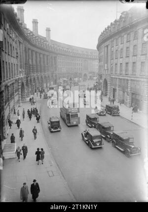 London im Frühjahr 1941 - Alltag in London, England, Autos, Busse, Taxis und Fußgänger gehen über ihr tägliches Geschäft in diesem Foto von einem geschäftigen und hektischen Regent Street. Stockfoto