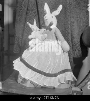 Machen sie Puppen für Weihnachten - Kriegszeit Recycling, 1943 ein Portrait eines Hausgemachte gefülltes Tuch 'Mrs Brer Rabbit' und Baby. Gemäß der ursprünglichen Bildunterschrift, die Schürze der Kinder Spielzeug war Teil eines alten Gardine gemacht. Stockfoto