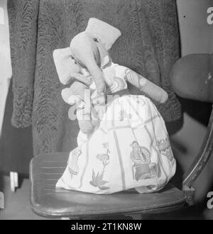 Machen sie Puppen für Weihnachten - Kriegszeit Recycling, 1943 ein Portrait eines Hausgemachte gefülltes Tuch Elefant Mutter und Baby. Gemäß der ursprünglichen Bildunterschrift, die diese Kinder Spielzeug wurde von übrig gebliebenen Reste aus Stoff und gefüllt mit Baumwolle Abfälle und alte Strümpfe. Die Mutter Elefant trägt einen Rock. Stockfoto