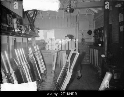 Naher Osten Sergeanten Frau Einweisende's Job-Leben Als Eisenbahn Signalwoman, Molland, Devon, England, UK, 1943 im Stellwerk im Molland in Devon, Signalwoman Daisy Koch einen Hebel zieht einen Zug durch die Station zu signalisieren. Der Zug ist deutlich sichtbar durch das Fenster der Stellwerk, Puffing seinen Weg durch den Titel. Stockfoto