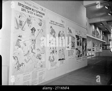 Ministerium für Information Ausstellungen während des Zweiten Weltkrieges, London, England, UK, 1943 Poster eine Ausstellung feiert 25 Jahre der UDSSR und der Roten Armee" in einem Gebäude in der Regent Street, London Stockfoto