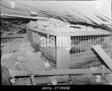 Morrison Zuflucht auf Trial-Test der neuen Indoor Tierheim, 1941 eine Tabelle - Typ indoor Tierheim bleibt unter einem Haufen Schutt intakt nach einem Test ihrer Stärke, irgendwo in Großbritannien im Jahr 1941 zu bestimmen. Der Boden der obigen Geschichte beruht auf dem Tierheim. Stockfoto