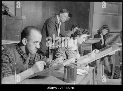 Morley College in Kriegszeiten - Alltag am Morley College, Westminster Bridge Road, London, England, UK, 1944 Studenten bei der Arbeit in einem art Klasse am Morley College. Gemäß der ursprünglichen Bildunterschrift, die Mann (Mitte) ist John Evans, einen Packer in einer Firma aus optischem Glas Hersteller, und sein großer Ehrgeiz ist ein wirklich gutes Portrait" zu malen. Stockfoto