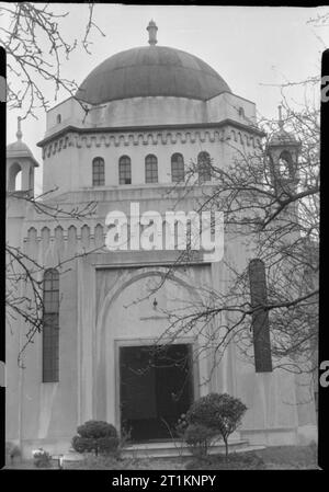 Moscheen in Großbritannien - Islamische Architektur in Großbritannien, c 1945 eine Innenansicht der Eingang zum fazl Moschee in Southfields, London. Die Legende besagt, dass es gebaut wurde von der Ahmadiyya Bewegung von Quadian, im Byzantinischen Stil. Es wurde von Sir Abdul Qadir im Oktober 1926 eröffnet, und der Innenraum ist 43 Fuß bis 26 Fuß. Stockfoto