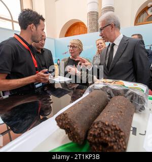 Marrakesch, Marokko. Oktober 2023. Der offizielle Gesandte von König Mohammed VI. Karim Kassi-Lahlou (R) und die Ministerin für Entwicklungszusammenarbeit und Metropolitanpolitik Caroline Gennez (C) werden bei einem Feldbesuch zu einem Projekt der Weltgruppe für wirtschaftliche Integration der Jugend in der Region Marrakesch-Safi im Rahmen eines Arbeitsbesuchs des Entwicklungsministers in Marokko, Samstag, 14. Oktober 2023. BELGA PHOTO JONAS ROOSENS Credit: Belga News Agency/Alamy Live News Stockfoto