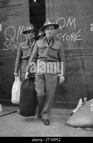 Neuseeland Aussiedler in England ankommen - den Alltag für die Heimschaffung der Kriegsgefangenen in Ramsgate, Kent, England, UK, April 1945 die Neuseeländer L R Tucker und W R Rennell verlassen Der Quartiermeister Store in Margate, nachdem es komplett neu mit Neuseeland Kleidung ausgestattet. Beide sind mit brandneuen kit Taschen. Stockfoto