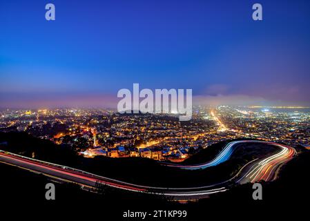 Leichte Wege und Skyline von San Francisco von Twin Peaks aus gesehen Stockfoto