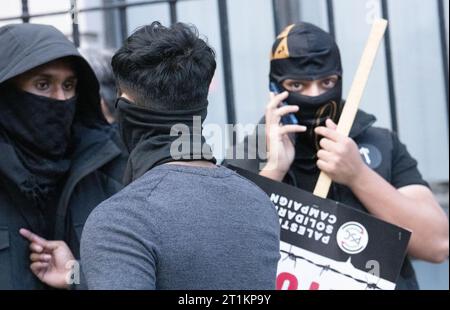 London, Großbritannien. Oktober 2023. Protest in London: Tausende nehmen an einem pro-palästinensischen marsch Teil, während der Krieg zwischen Israel und Hamas eskaliert. Credit: Ian Davidson/Alamy Live News Stockfoto