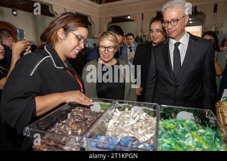 Marrakesch, Marokko. Oktober 2023. Die Ministerin für Entwicklungszusammenarbeit und Metropolitanpolitik Caroline Gennez (C) und der offizielle Gesandte von König Mohammed VI. Karim Kassi-Lahlou (R) werden während eines Feldbesuchs zu einem Projekt der Weltgruppe für wirtschaftliche Integration der Jugend in der Region Marrakesch-Safi im Rahmen eines Arbeitsbesuchs des Entwicklungsministers in Marokko, Samstag, 14. Oktober 2023. BELGA PHOTO JONAS ROOSENS Credit: Belga News Agency/Alamy Live News Stockfoto