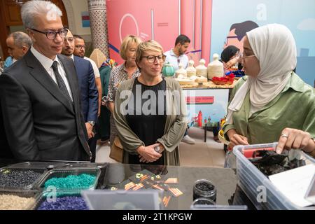 Marrakesch, Marokko. Oktober 2023. Der offizielle Gesandte von König Mohammed VI. Karim Kassi-Lahlou (L) und die Ministerin für Entwicklungszusammenarbeit und Metropolitanpolitik Caroline Gennez (C) werden bei einem Feldbesuch zu einem Projekt der Weltgruppe für wirtschaftliche Integration der Jugend in der Region Marrakesch-Safi im Rahmen eines Arbeitsbesuchs des Entwicklungsministers in Marokko, Samstag, 14. Oktober 2023. BELGA PHOTO JONAS ROOSENS Credit: Belga News Agency/Alamy Live News Stockfoto