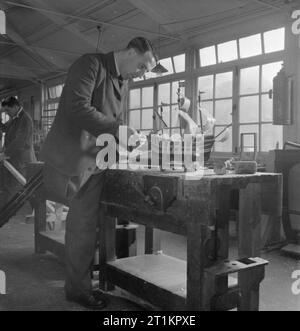 Rehabilitation - die Arbeit der Queen Mary's Hospital, Roehampton, London, England, UK, 1944 Kunsthandwerk oder entspannende Therapie helfen, einen Patienten in eine amputierte Bein zu erholen. Hier ein Patient baut ein Modell Schiff. Stockfoto