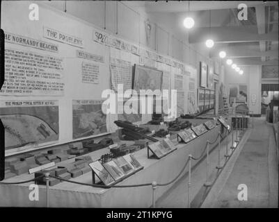 Wiedereröffnung des Imperial War Museum, London, nach dem zweiten Weltkrieg, 1946, eine Anzeige an das neu eröffnet das Imperial War Museum im Zusammenhang mit spezialisierten gepanzerte Ausrüstung während des Zweiten Weltkriegs verwendet. Panels gehören Informationen über Probleme und Hindernisse, die durch gepanzerte Fahrzeuge auf die Strände der Normandie während der D-Day Landungen von 1944 konfrontiert. Stockfoto