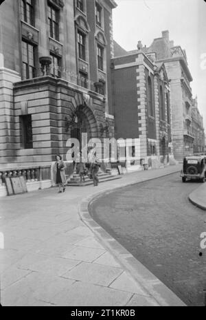 Königliche Akademie der Musik - die Arbeit der Königlichen Akademie in Kriegszeiten, London, England, UK, 1944 Studenten steigen die Schritte der Haupteingang der Königlichen Akademie der Musik auf die Marylebone Road, da sie nach dem Unterricht einen Tag verlassen. Die Legende besagt, dass "der heutige Bau 1912 eröffnet wurde. Es verfügt über sechs Etagen mit Klassenzimmern, einem feinen Konzertsaal, administrative Büros, eine Bibliothek, ein Theater, ein Vortragssaal und ein Restaurant. Stockfoto