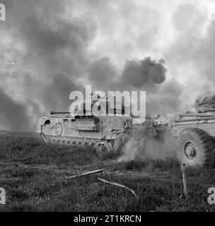 Die britische Armee in Italien 1945 Churchill Crocodile Tank stützenden Flammenwerfer Infanterie des 2 Neuseeland Division während des Angriffs auf der anderen Seite des Flusses Senio, den 9. April 1945. Stockfoto