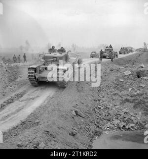 Die britische Armee in Italien 1945 Churchill Crocodile Flammenwerfer Panzer bewegen Sie sich in der Nähe von Imola, 12. April 1945. Stockfoto