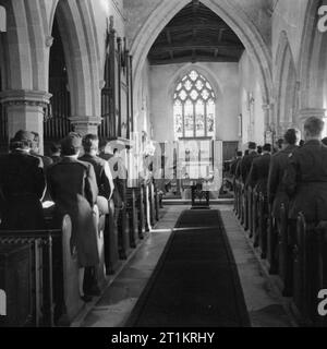 Thanksgiving Day Service statt in Deutsch land, Kirche - Amerikaner im Cransley, Northamptonshire, England, Großbritannien, 23. November 1944 im Hinblick auf den Gang der Kirche in Cransley, Northamptonshire, mit Blick auf den Altar, die Männer der US Army Air Corps die Teilnahme an den Dankgottesdienst. Stockfoto