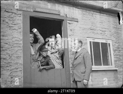 Amerikanische Soldaten besuchen, die wesley's Chapel, Bristol, Gloucestershire, England, UK, 12. April 1945 Nach einem Service bei Wesley's Chapel in Bristol, verwundete amerikanische Soldaten Sergeant Lloyd K Bjelland und Sergeant Walter Greaney, und Women's Army Corps Leutnant Minna Gutsch einen Besuch der Prediger Ställe in der Kapelle. Lt Gutsch ist die Diätassistentin bei 117 allgemeinen Krankenhaus. Mit ihnen Chatten ist Reverend einer Stanley Leyland von Westbury Park methodistische Kirche, Bristol. Sgts Bjelland und Greaney haben beide Schienen auf dem linken Arme, sodass Sie auch zu merkwürdigen Winkel fest. Stockfoto