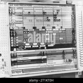 Die Rekonstruktion der 'Vorfall' - Zivilschutz Ausbildung in Fulham, London, 1942 Ein Blick auf die Systemsteuerung. Die verschiedenen Registerkarten repräsentieren die verschiedenen Dienstleistungen, wie z. B. Polizei, Feuerwehr, Rettungsdienste und Dienstprogrammen, damit man auf einen Blick, jeder dieser Dienste die Verteilung und die Lage ihrer Dienstleistungen zu jeder Zeit des Tages oder der Nacht sehen können. Stockfoto