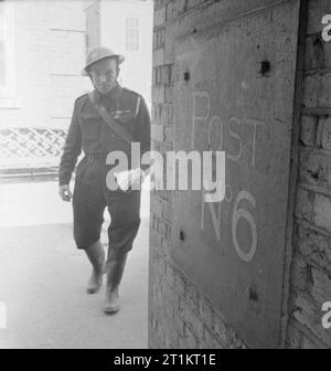 Die Rekonstruktion der 'Vorfall' - Zivilschutz Ausbildung in Fulham, London, 1942 einem Luftangriff Vorsichtsmaßnahmen Warden auf seinem Posten mit einem Bericht über den Vorfall, der in der Umgebung aufgetreten ist, ankommt. Stockfoto